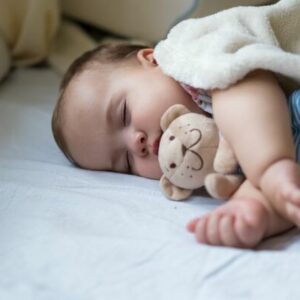 عوامل کم خوابی نوزاد و راهکارهای درمان آن