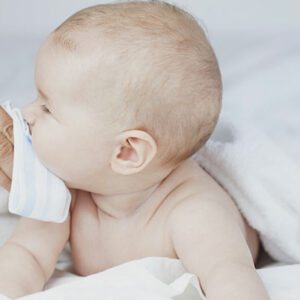 رفلاکس نوزاد چیست؟ علائم و راه درمان