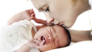 کولیک نوزاد یا قولنج نوزادی چیست؟ علائم و راه درمان