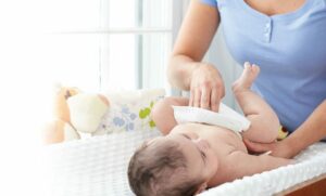 علت اسهال نوزاد چیست؟ راه درمان خانگی آن