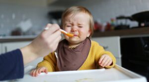 علائم حساسیت غذایی در نوزادان شامل چیست؟